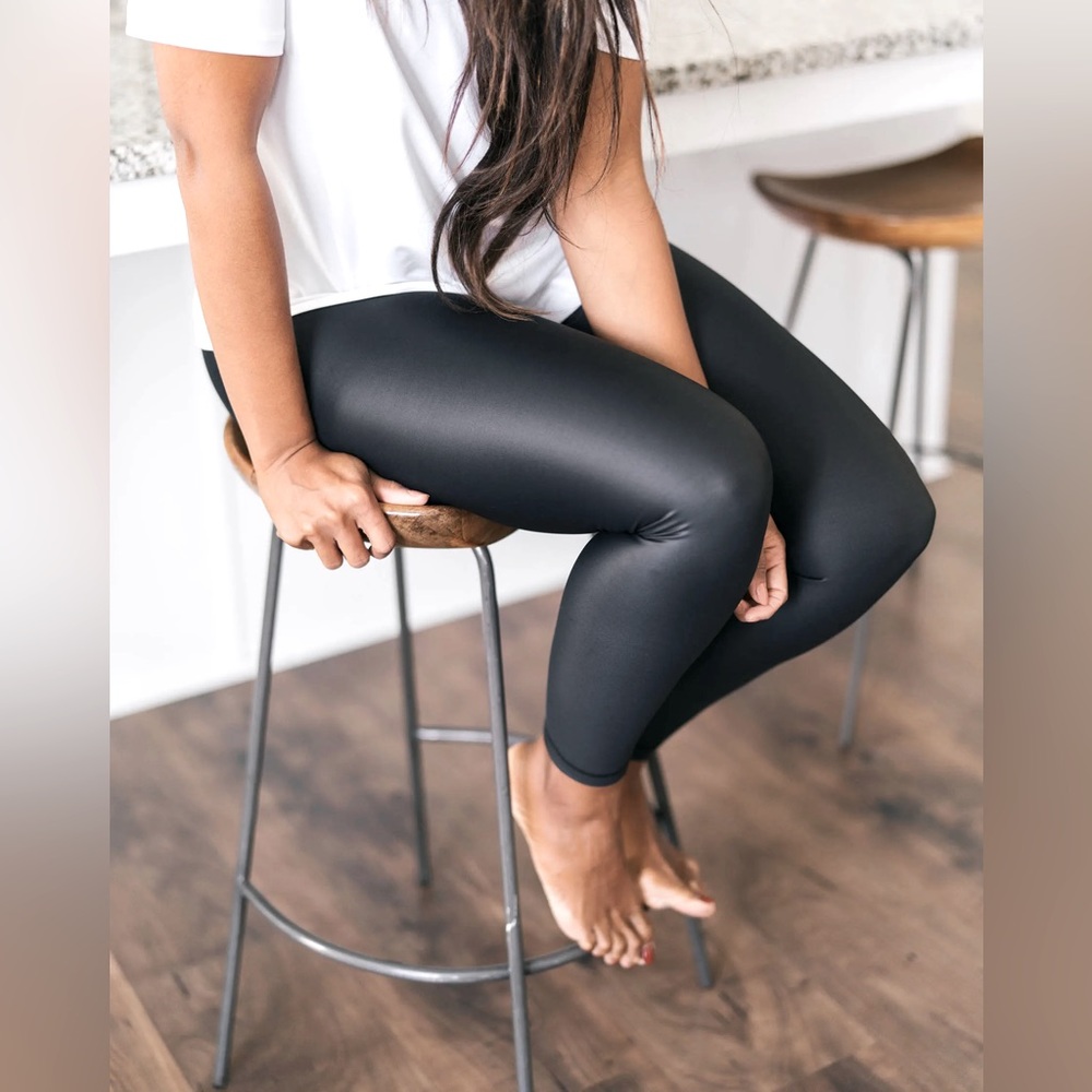 EUC Zyia Active Black Metallic Light n Tight Hi-Rise 7/8 Size 6-8